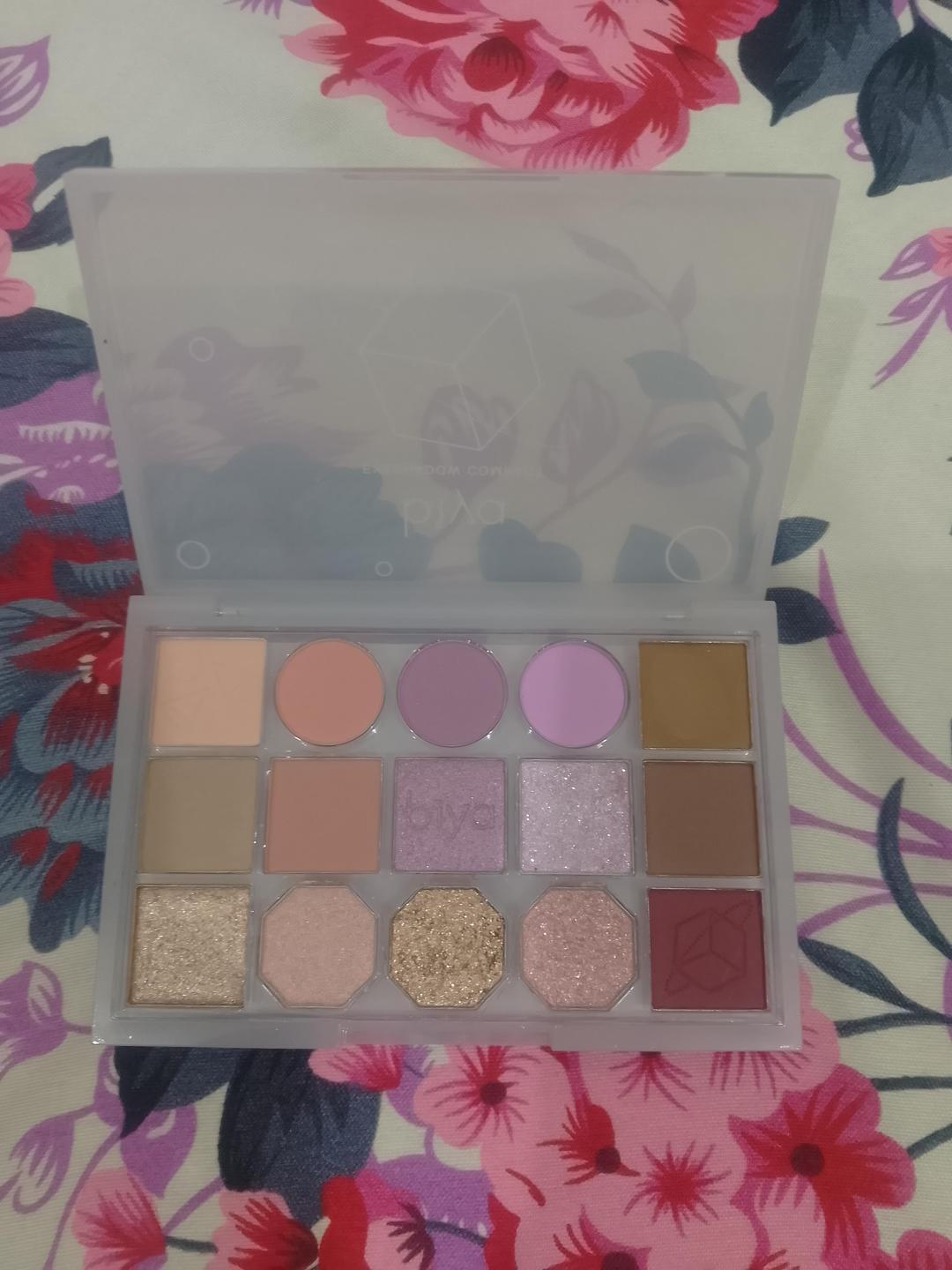 Matte And Glitter Eyeshadow Palette