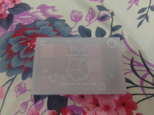 Matte And Glitter Eyeshadow Palette